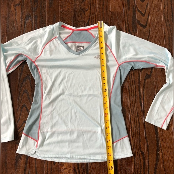 The North Face Women’s S Blue/Pink FlashDry Moisture Wicking Long Sleeve Shirt - Picture 7 of 10